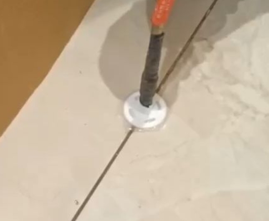 弥勒瓷砖空鼓维修公司专业解答瓷砖在铺贴过程中，如果没有涂抹均匀到位的粘结材料（如水泥砂浆或瓷砖胶），可能会导致以下问题