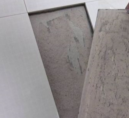 弥勒瓷砖空鼓维修公司分享瓷砖铺贴时如果打浆（即涂抹在瓷砖背面和基层上的砂浆或瓷砖胶）过少，会带来以下问题